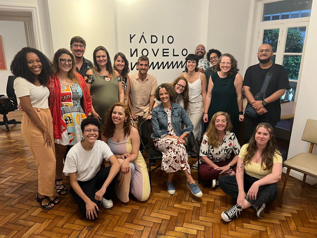 radionovelo's tweet photo. É com essa equipe que a gente faz podcasts.

A Rádio Novelo deseja um ótimo fim de ano para todos os nossos ouvintes. https://t.co/Nj0eMqZyBy