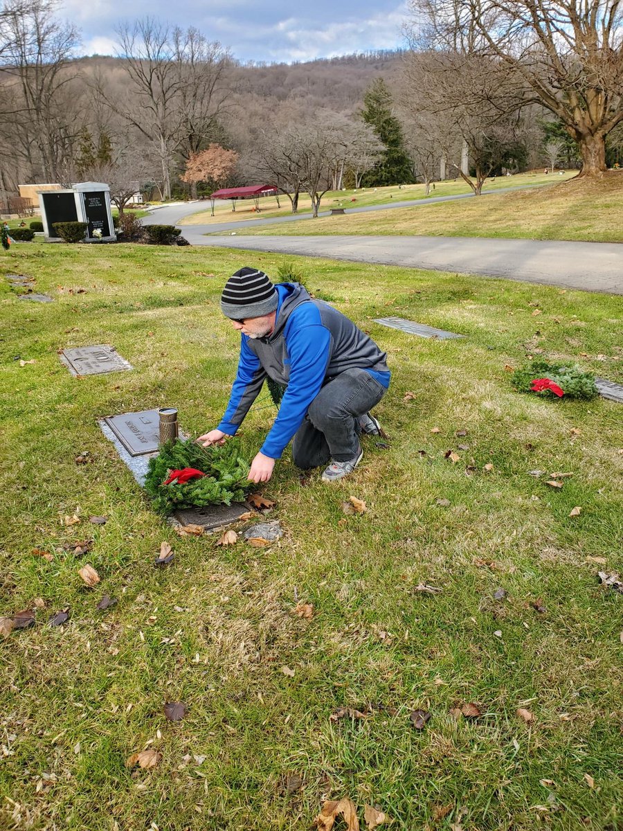 UGI_Utilities's tweet photo. On December 17, @UGI_Utilities employees, along with their families, joined forces with @WreathsAcross at several cemeteries throughout our service territory. Volunteers placed wreaths on Veteran graves to remember the fallen and honor those who serve and their families. https://t.co/BPXHNQ3rw0