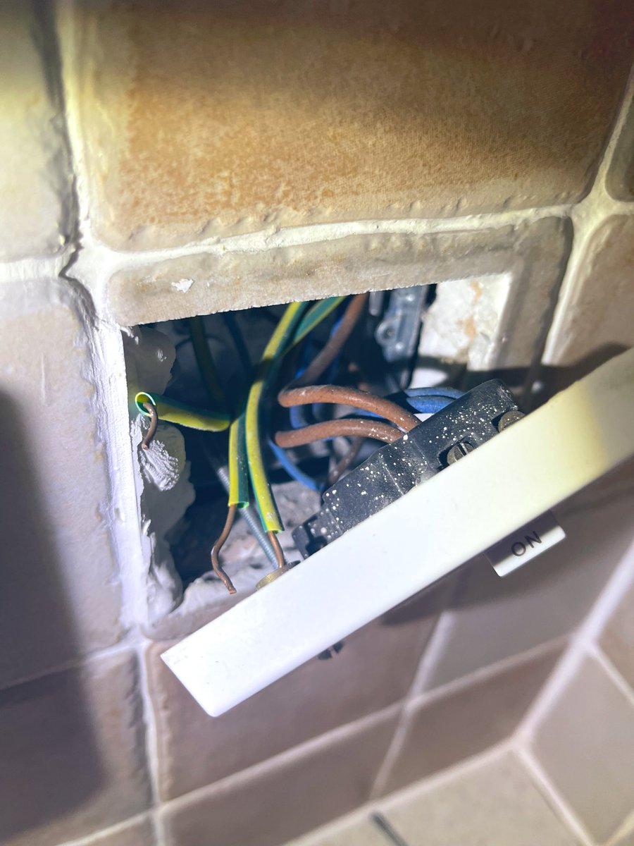 SolutionsEM's tweet image. EICR test this morning.. no continuity on CPC I wonder why??? Who still doesn’t twist there CPCs together?,