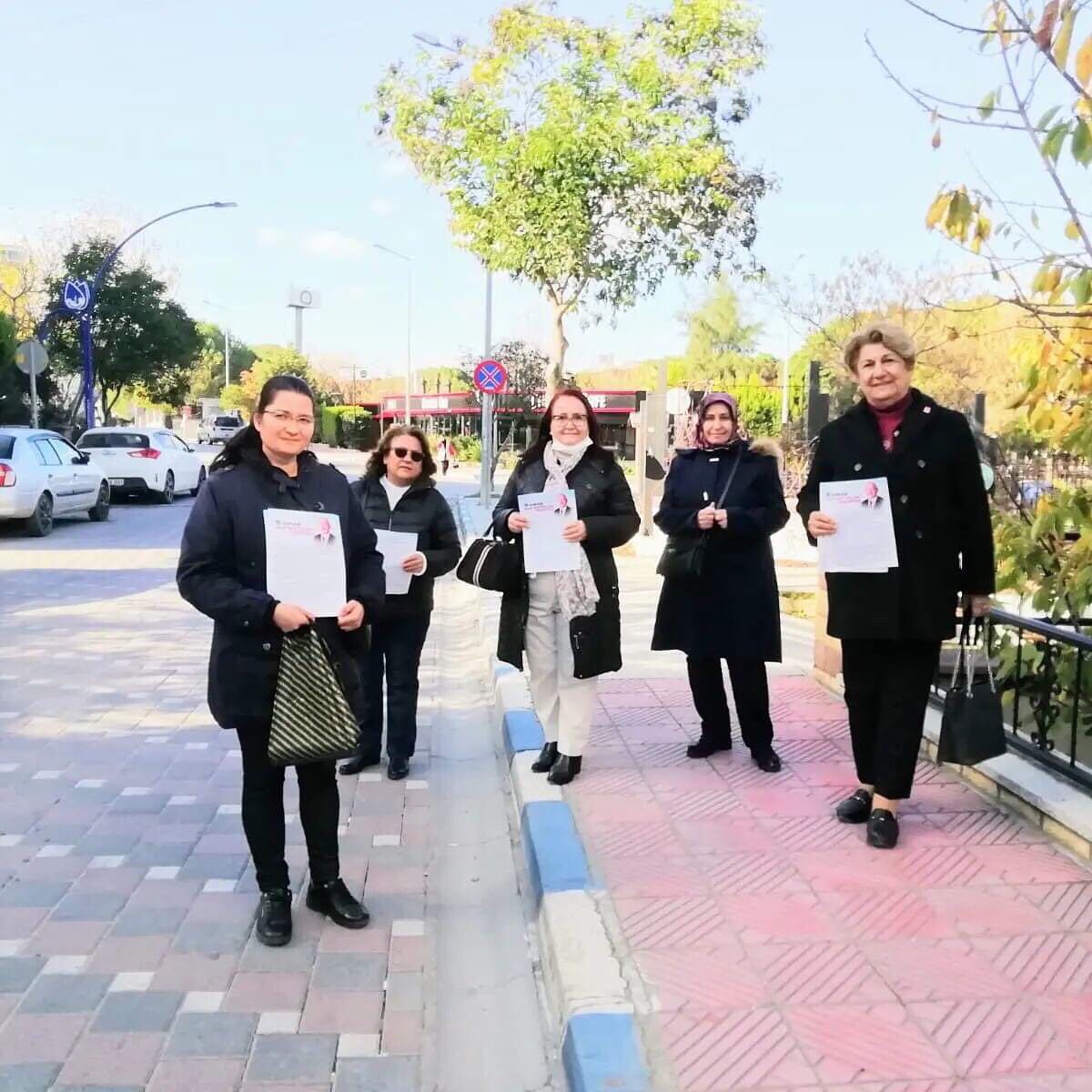 Yunus Emre İlçesinde.
Yunu Emre İlçe kadın kolları başkanı Meral Demir ve Yönetimi, İl kadın kolları başkanı Şadiye Uysal ile Aile Destekleri Sigortası hem anlatım yaptık Broşürlerimizide dağıttık.
Geliyor gelmekte olan.
CHP Şehzadeler İlçe Kadın Kolları.