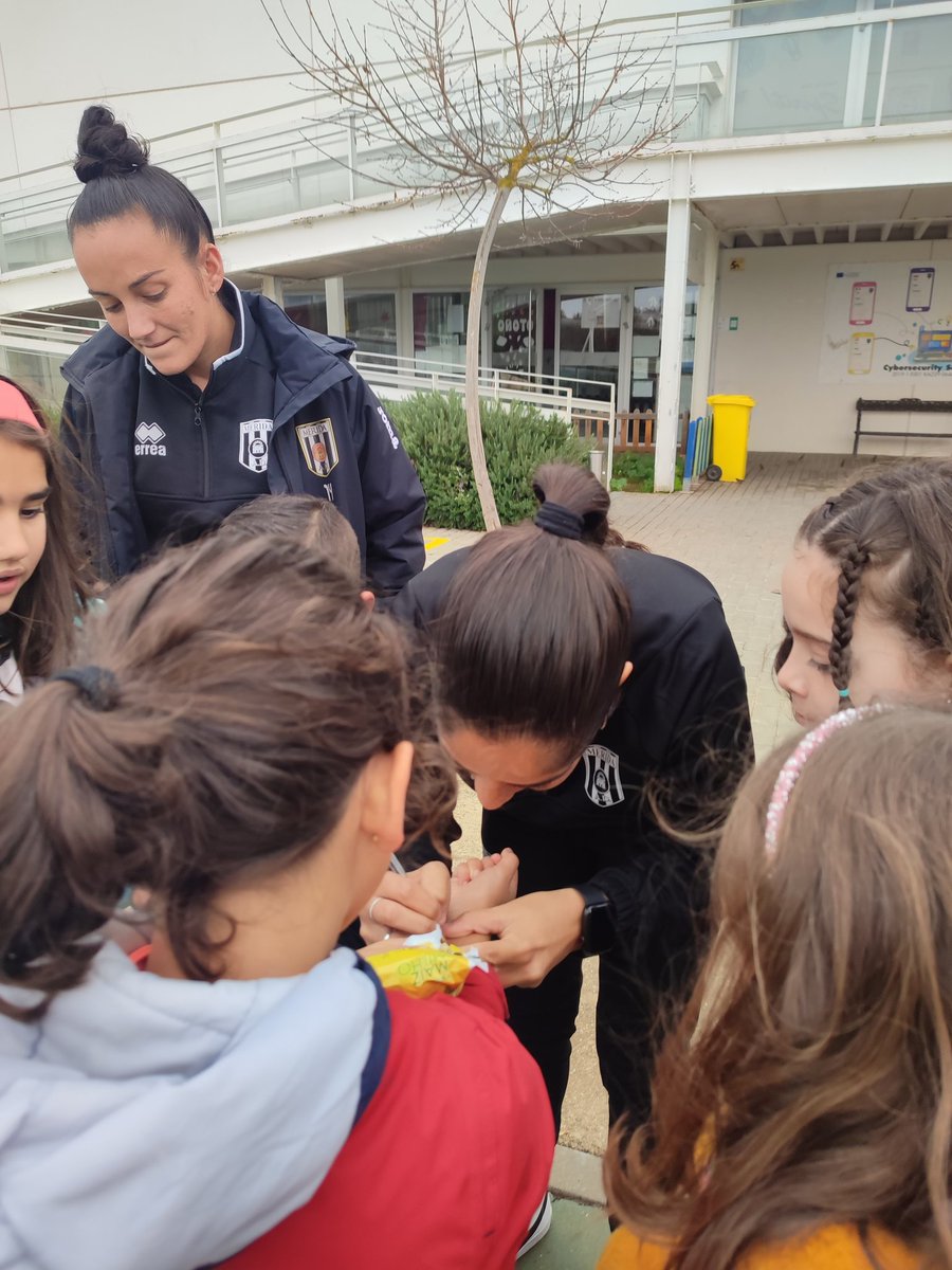 Cciudaddemerida's tweet photo. El pasado día 7 diciembre Mirian (Kau) y Alba, del Mérida AD, quisieron compartir con los cursos de 1° y 2° de EP una serie de actividades destinadas a dar visibilidad la figura de la mujer en el ámbito deportivo.
Programa de radio: https://t.co/ZRvZxG0yML
@Merida_AD @RadioEdu https://t.co/nnxAg4jvMi