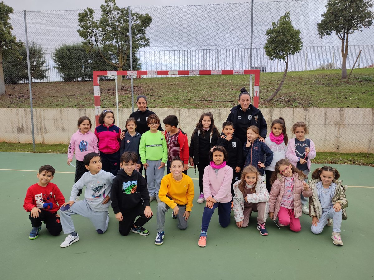 Cciudaddemerida's tweet photo. El pasado día 7 diciembre Mirian (Kau) y Alba, del Mérida AD, quisieron compartir con los cursos de 1° y 2° de EP una serie de actividades destinadas a dar visibilidad la figura de la mujer en el ámbito deportivo.
Programa de radio: https://t.co/ZRvZxG0yML
@Merida_AD @RadioEdu https://t.co/nnxAg4jvMi