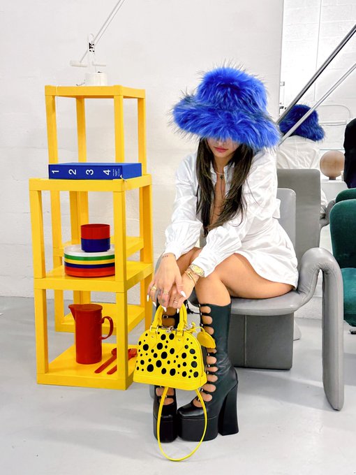 Watch Mia K.'s leaked NSFW photo on TwXstars