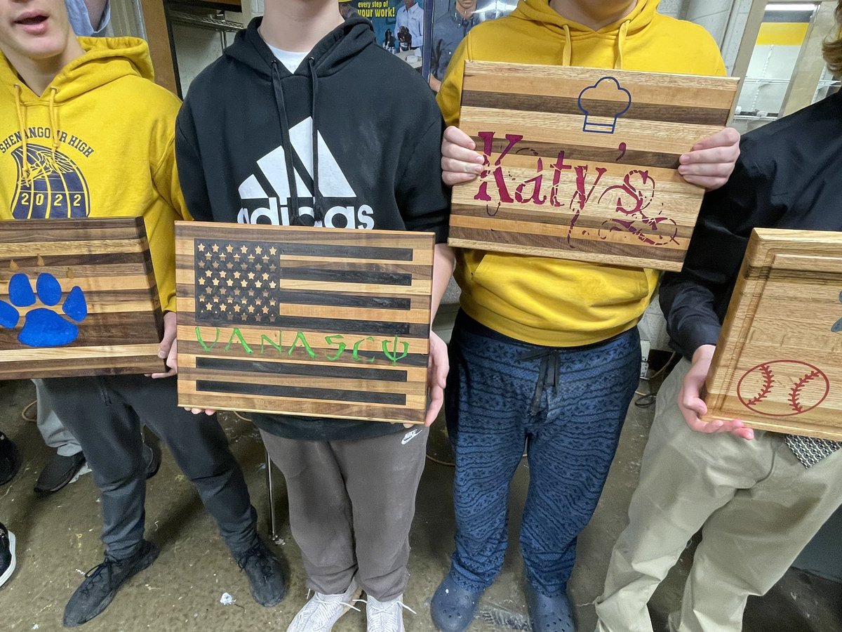 STEMatShenango's tweet photo. Cutting boards leaving the shop for Xmas!@Inventables #xcarve #steamandshop https://t.co/1w89b3wJwK