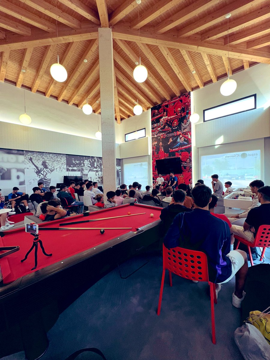 Creemos en una educación transversal que nos acerque a un jugador con más registros personales y deportivos. Personas fiables y adaptativas ante diversas situaciones, tal y como el juego y la vida nos va demandando. (Videojuegos, adicciones, estudios, objetivos individuales…)