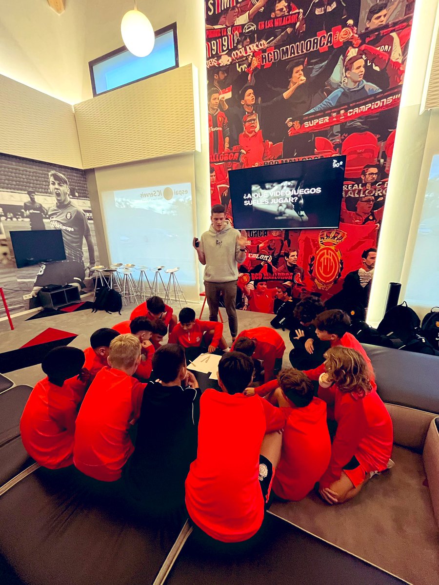 JoanAlcaraz_'s tweet photo. Creemos en una educación transversal que nos acerque a un jugador con más registros personales y deportivos. Personas fiables y adaptativas ante diversas situaciones, tal y como el juego y la vida nos va demandando. (Videojuegos, adicciones, estudios, objetivos individuales…) https://t.co/Hvy4d3gcHE