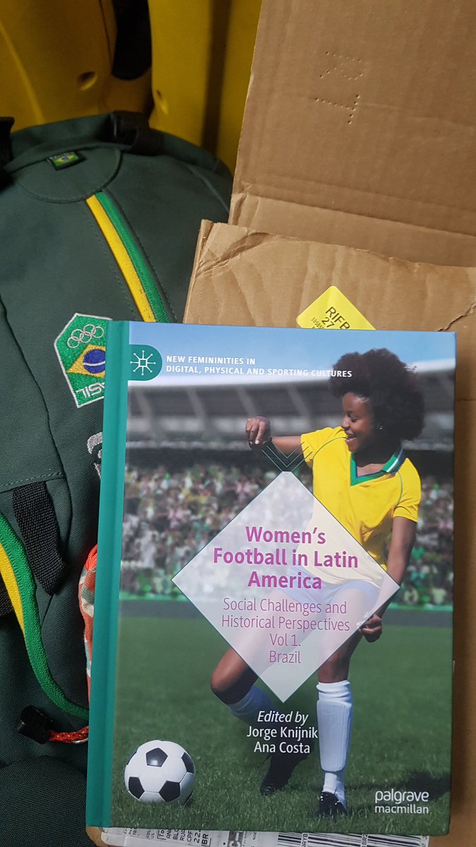 The printed version is here. What an amazing xmas gift is to receive this book @Springer_Shop <a href="/JorgeKni/">Jorge Knijnik</a> 
Check it and enjoy the magic of the Brazilian #womensfootball
🇧🇷🇧🇷🇧🇷