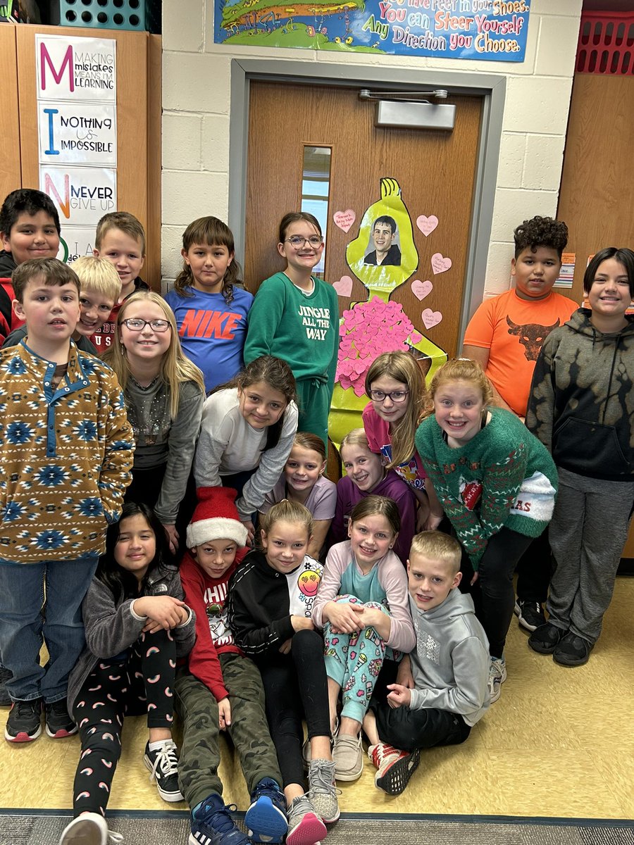 All of the acts of kindness in 4D sure made one happy Grinch! #lakeviewvikes