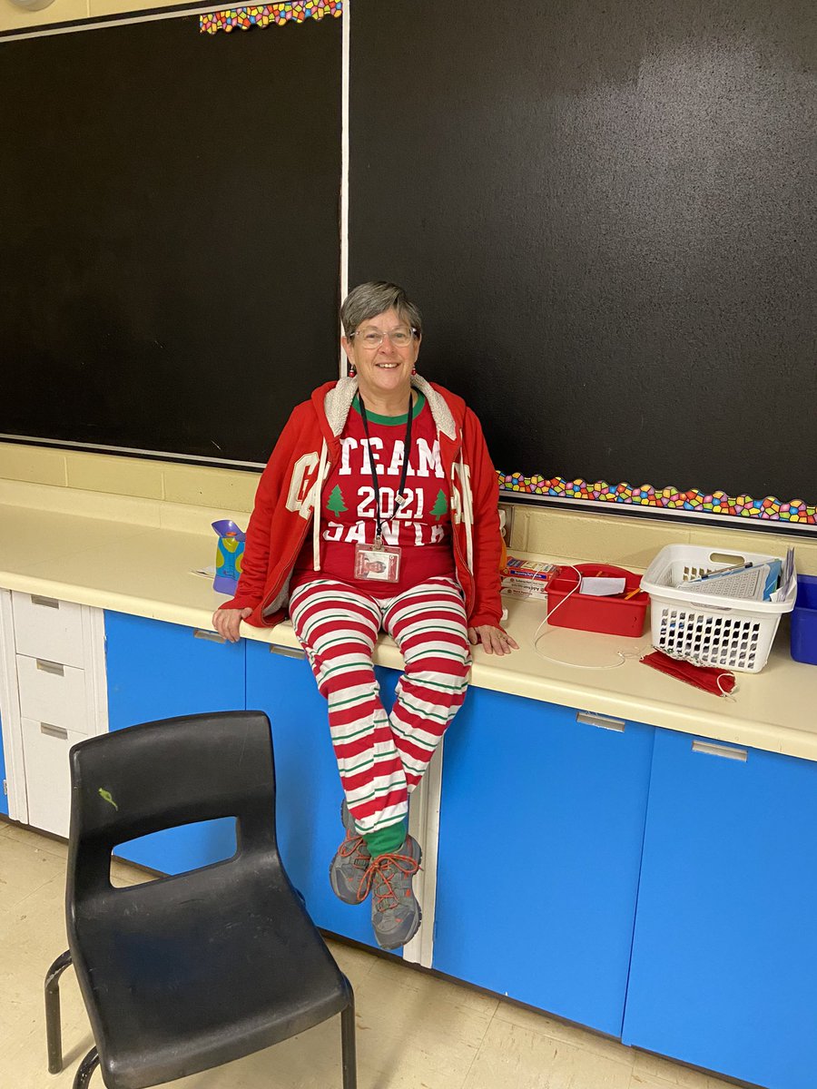 stephbourque66's tweet photo. Elf on the shelf / EPA elf https://t.co/aRS8u9mM2P