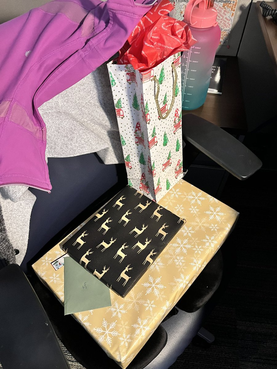 jensurg's tweet photo. As someone whose love language is gift giving receiving Christmas presents from our faculty is very affirming for me. Yet another reason to #matchmoffitt for #cgsomatch.   Thank you @SeanP_Dineen @JohnEMullinaxMD and @MoffittNews for including the fellows in the holiday cheer! https://t.co/1xDxDP9WuS