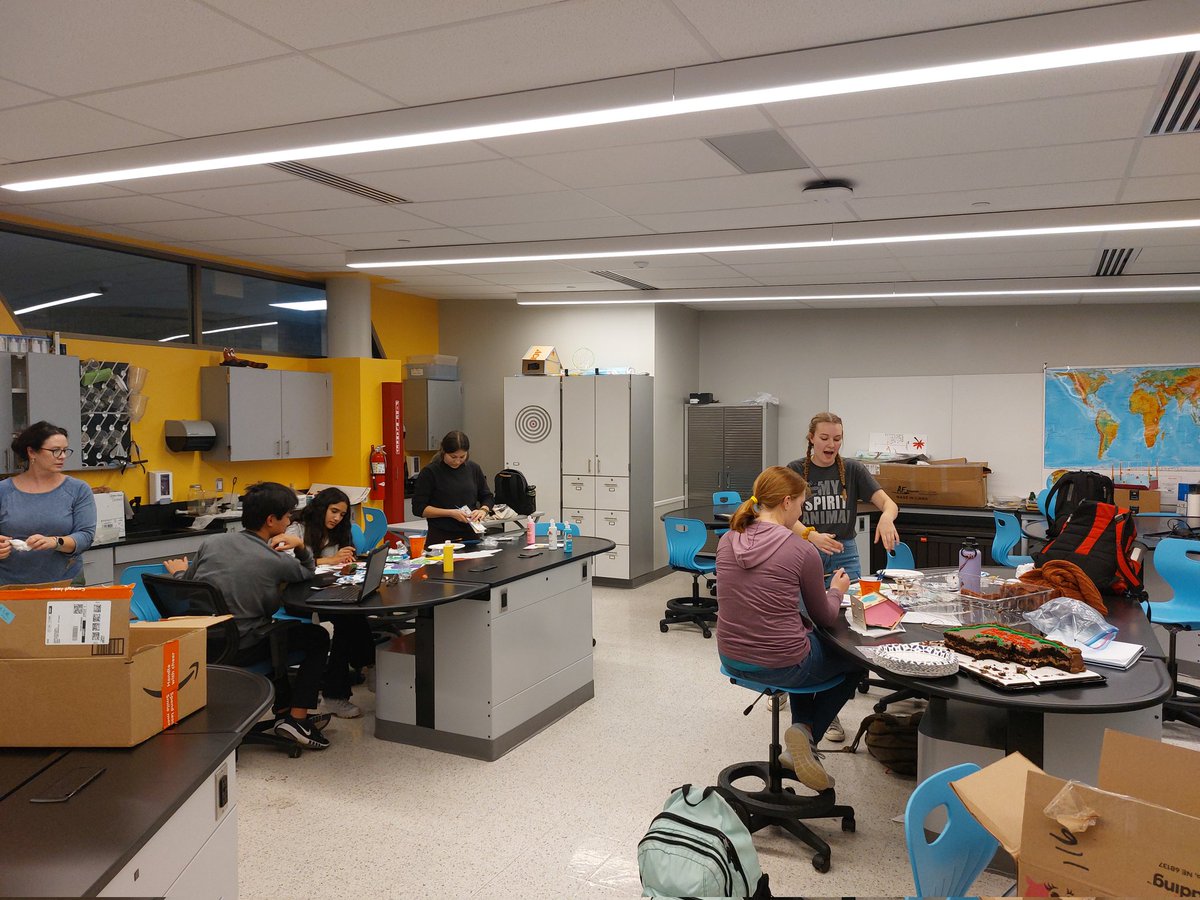AvesBioClub's tweet photo. We had a great time last week along with Environmental Club during our Winter Party! We painted bird houses, ate cake, and had other snacks! Hope everyone has a great Winter Break! https://t.co/mhsv5VrQjK