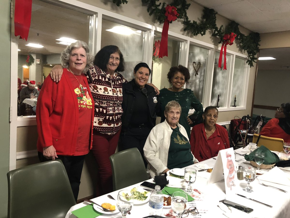 BCEengagement's tweet image. #FunandFestive dinner at Keystone with our @AgeStrongBos friends! TY for inviting us to be a part of your #holidayseason #commUNITYpolicing #weareSantasElves 🤶🎅🎄#keystoneclub