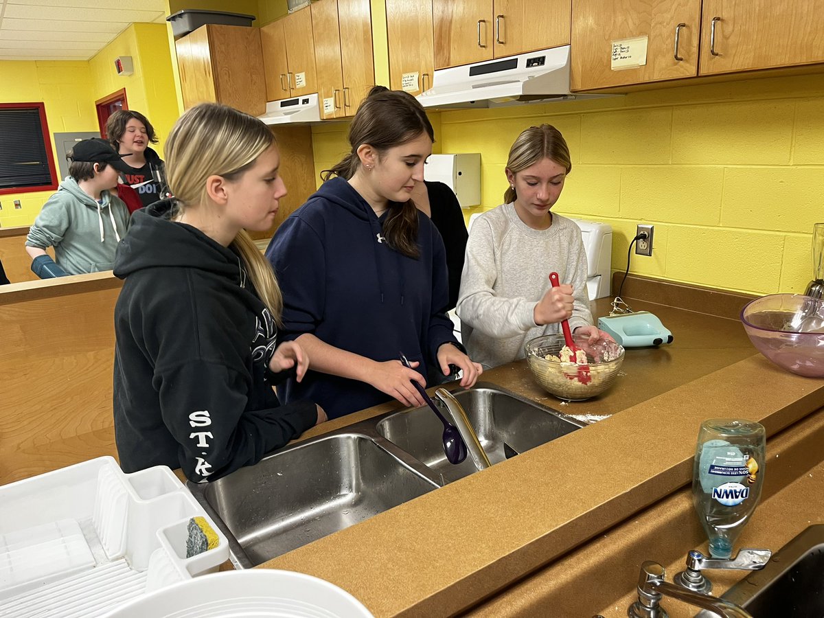 mshedderson's tweet photo. So proud of our Math students for coming together and organizing a successful hot chocolate and cookie sale! 🍪 @stkevjr https://t.co/u7qIbF40N5