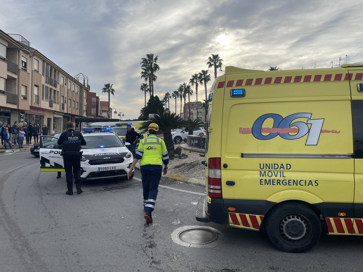 15:34 Intervención por aviso de accidente de tráfico con atrapados. Se rescatan 2 personas. Interviene 33VIR03, con personal de guardia, junto con la nueva unidad sanitaria SVAE-061 y Policia Local. Todos juntos sumamos.
