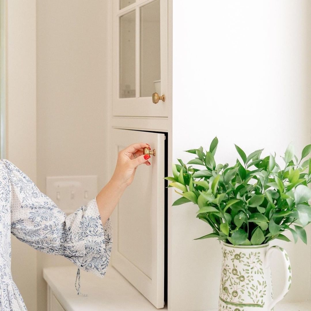 For this month’s #InfluencerSpotlight, @COLORbyK partnered with @topknobs to add the stunning Eden knobs and Ormonde pulls as the perfect finishing touch to her chic kitchen renovation. 

colorbyk.com/soft-white-sag…