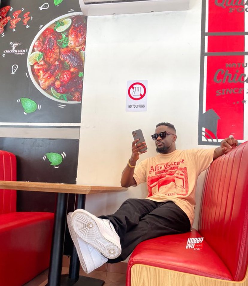 Hello landlord is here #SarkodieAtPizzamanTaifa