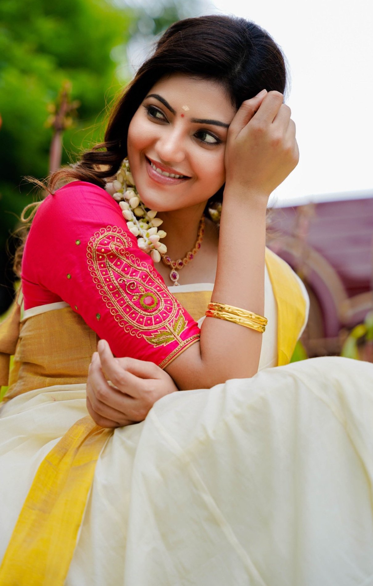 Image Sexy Actress Athulya Ravi