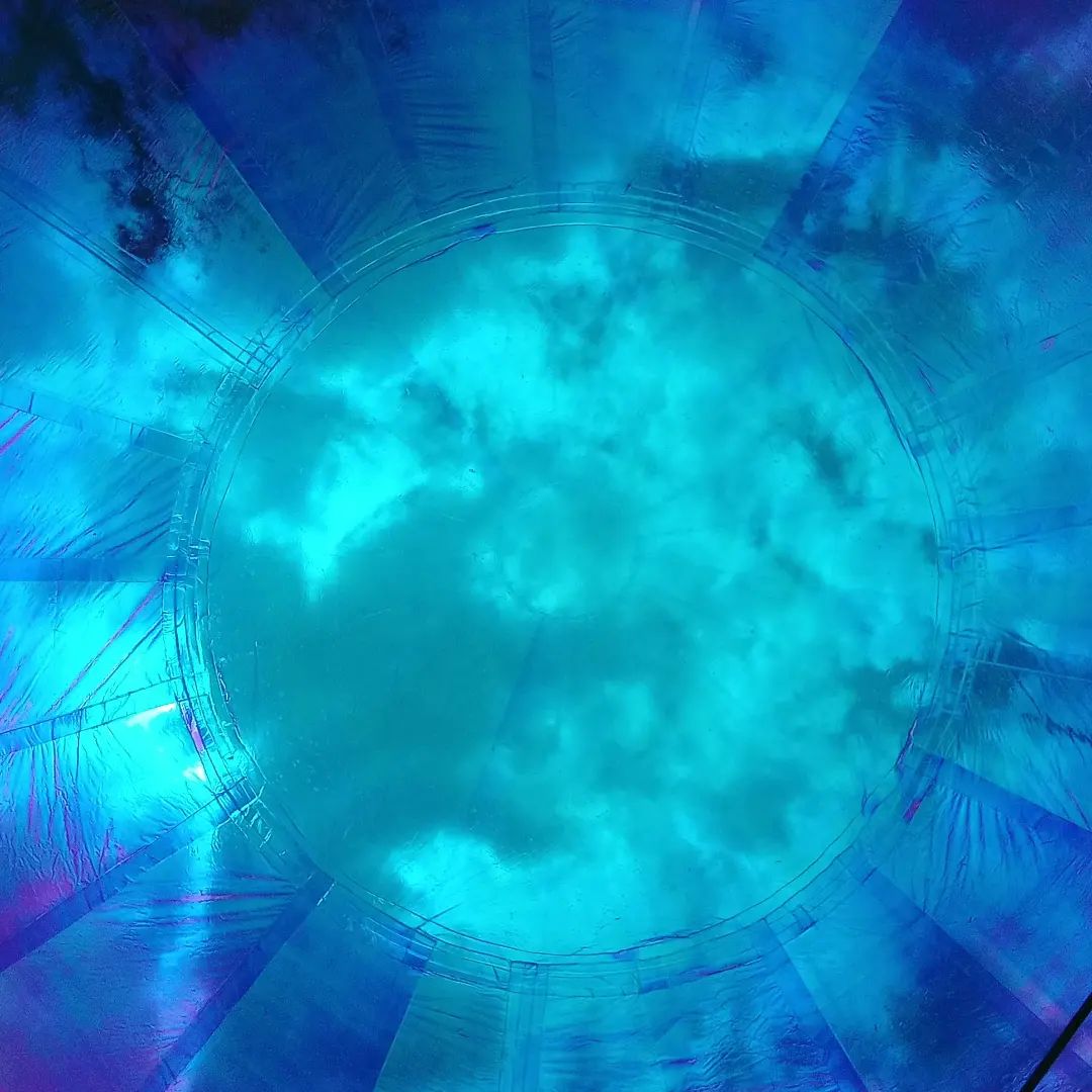 ¡QUÉ HERMOSOOOOO! 🤩  Si por un minuto imaginaran que no son las preciosas Burbujas 🫧 de @ateliersisu, ¿qué creerían que son?
Para nosotros, es como una perspectiva del lente de un microscopio. 🔬
Seguimos recordando el #HechoEnCasaEntel 2022 💙