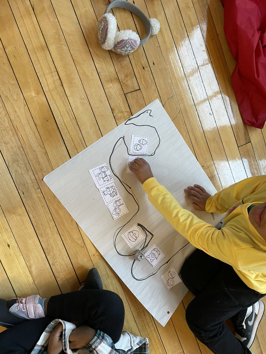 MrsShubertsPreK's tweet photo. Thank you to @Mrs_Marotta_lib for this Gingerbread Girl retelling with Ozobots. @hamiltonhowler #hamiltonstyle #schenectadyrising https://t.co/evcwCgpsja