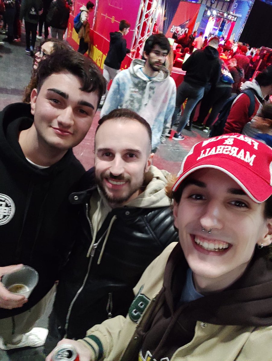 Cienfuegoson's tweet photo. Una noche entera hablando de DBD, antiguas rencillas, puntos en común y planes con los competitive @DbdEternity https://t.co/1gFTeNXtMv