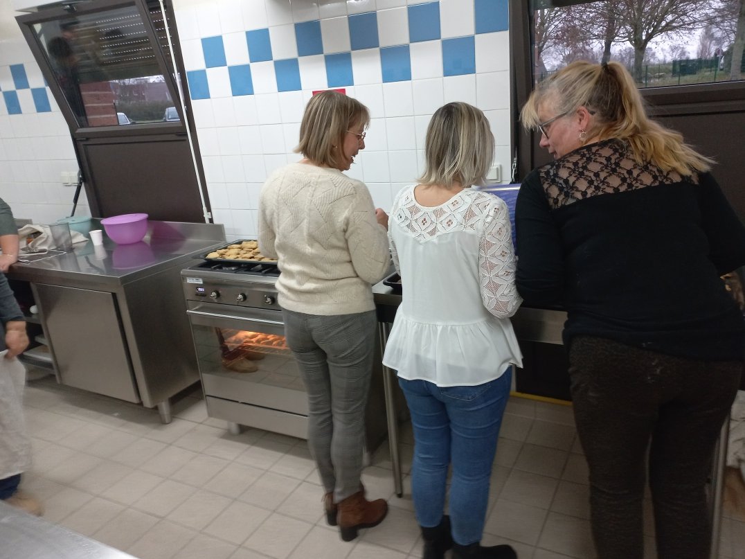 maisonsetcites's tweet photo. Un atelier pâtisserie est organisé cet après-midi à #Sallaumines, pour les habitants de nos #QPV : ce projet a été mis en place en partenariat avec la commune, dans le cadre de la #TFPB, pour favoriser le #liensocial et développer le #bienvivreensemble @PolitiqueQPV https://t.co/XKPWA9hk0y