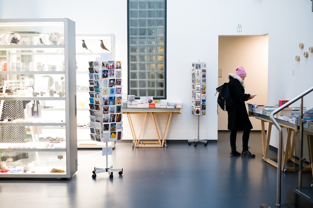 📕 Leestip van Charles Esche: 'Two Diaries is een boek over migratie en verlies, vol vreedzaamheid en compassie voor de ander. Met prachtige tekeningen van Gluklya en een indrukwekkend verhaal van Murad.' 📍 Verkrijgbaar in onze museumshop of online 👉 bit.ly/3hEwUbg