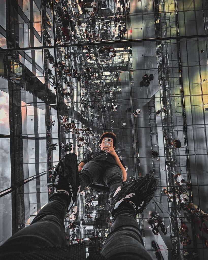 edwardallando's tweet photo. Lemme be your midnight 🖤

#nyc #cityscape #mirrorbuilding #onevanderbilt #newyorkcity #travelphotography #travelblogger #travelgram #byed https://t.co/UxglHM0Fwx https://t.co/03eLZe2rnY