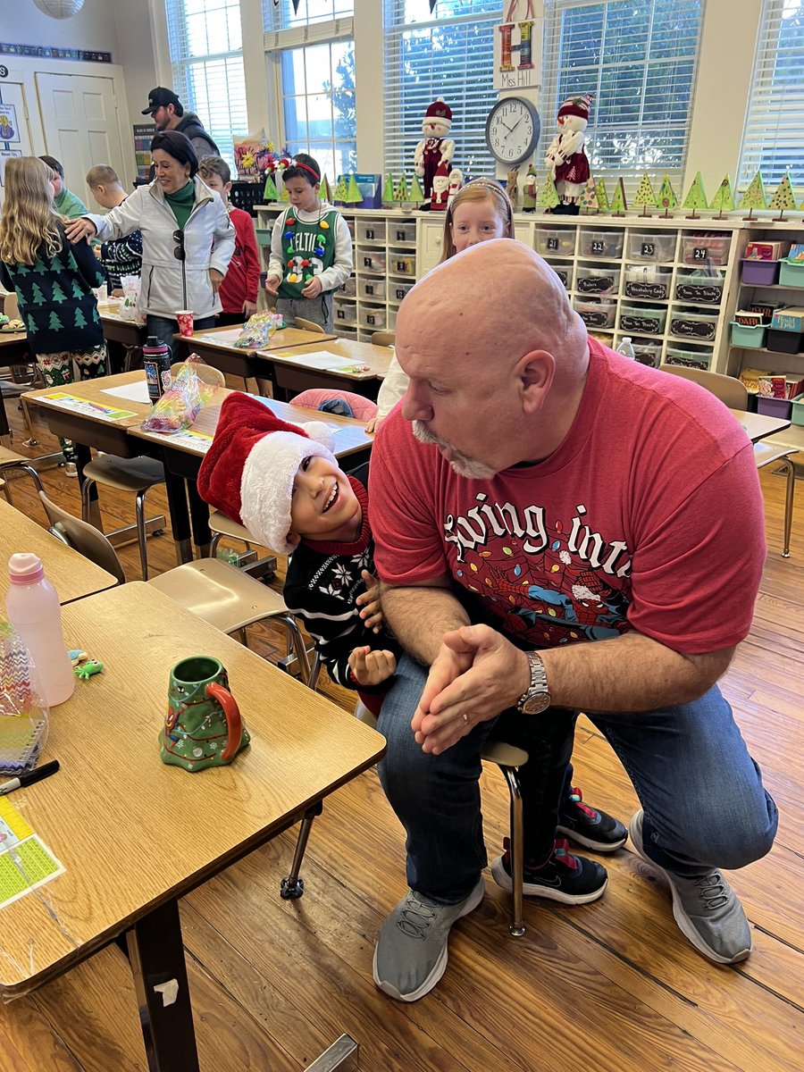_JenBHill's tweet photo. Our Holiday Season was full of crafts, ornament making, singing and friendships.  #ees #happyschool https://t.co/2L7zavlLjo