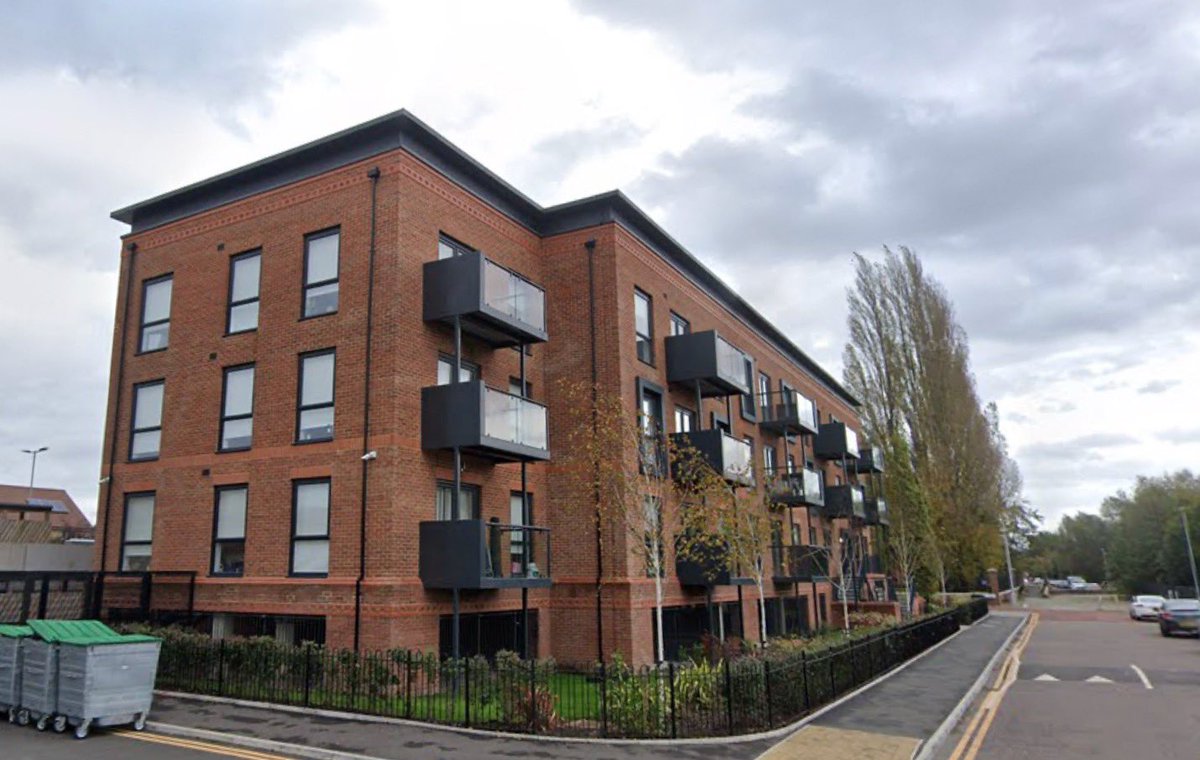 FrancisRBarker's tweet photo. @HarryHamishGray Maybe, but I don’t think it’s too to hard to create contemporary architecture that attempts to blend in with its historic surroundings. 

I’ve always thought these new builds  in salford mix the practicality of modernism with traditional industrial architectural forms perfectly. https://t.co/AXG5es3Vj9