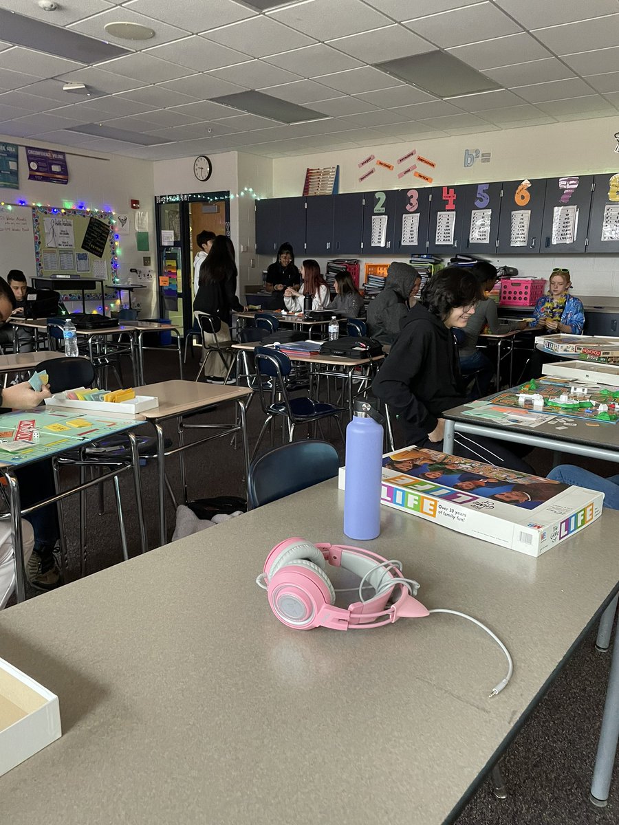 MrsKlobeTweets's tweet photo. Happy Financial Game Day!! #iteachmath #aim2empower #bhwarriorpride https://t.co/3JQAsKUlTL