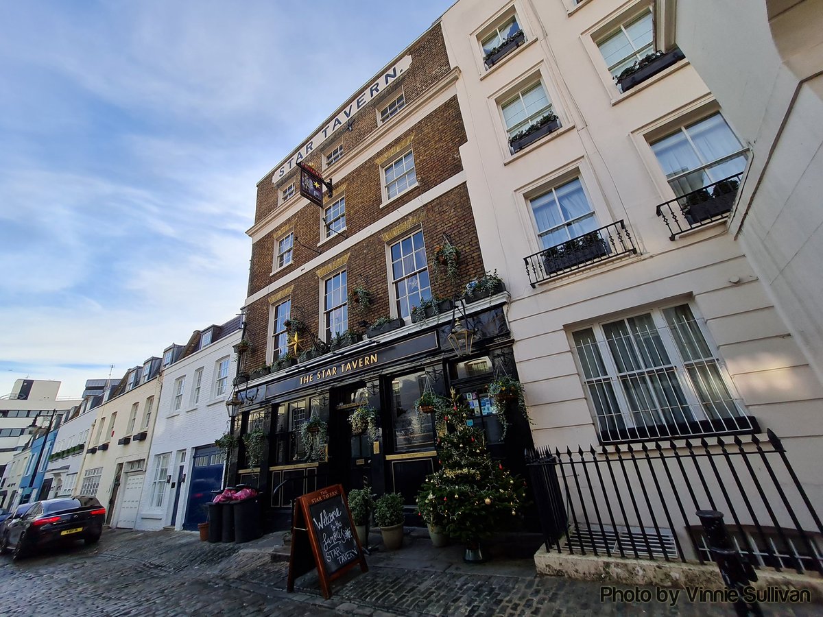Britains___Pubs's tweet photo. The Star Tavern [Open]
Address: 6 #Belgrave Mews W, #London #SW1X 8HT (Part 1) 
@Star_Tavern

This hidden gem with bookcases, chandeliers &amp; ornaments is also famous for it's notorious 1960s criminal/showbiz clientele. A beautiful Pub for a beautiful location. 
📸 @VinnieSull1van https://t.co/VfBfid366B