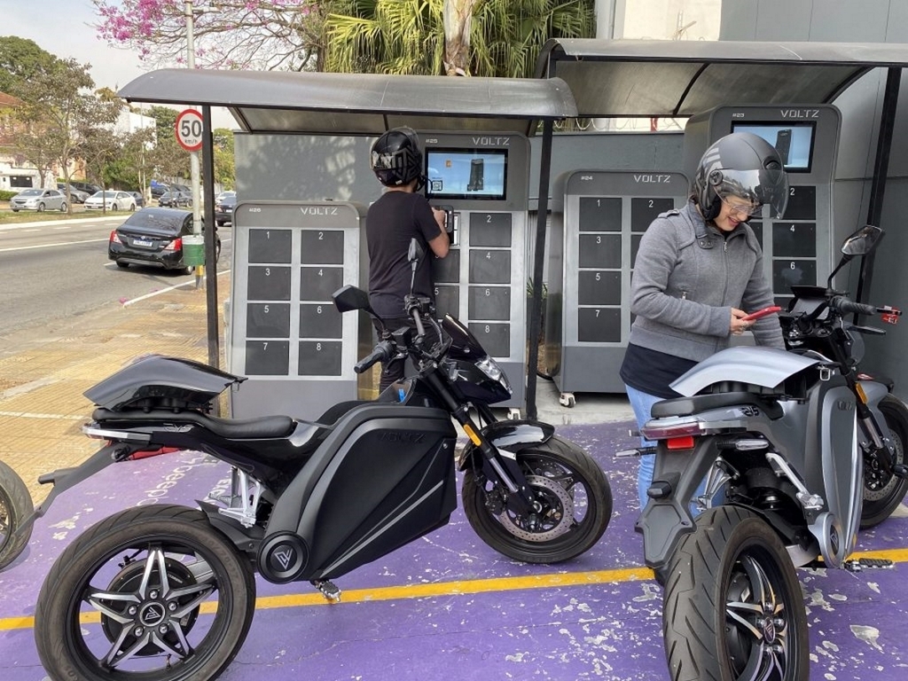 PortalVRUM's tweet photo. Voltz vai lançar 5 motos elétricas em 2023; qual delas é pra você?. A Voltz, sinônimo de motos elétricas no Brasil, quer disputar em alguns segmentos inéditos como o das Big Scooters, Racing e Trail. #ineditas #pedrocerqueira #destaque #motos https://t.co/cGuy9VisIR https://t.co/lcHeqaUSri