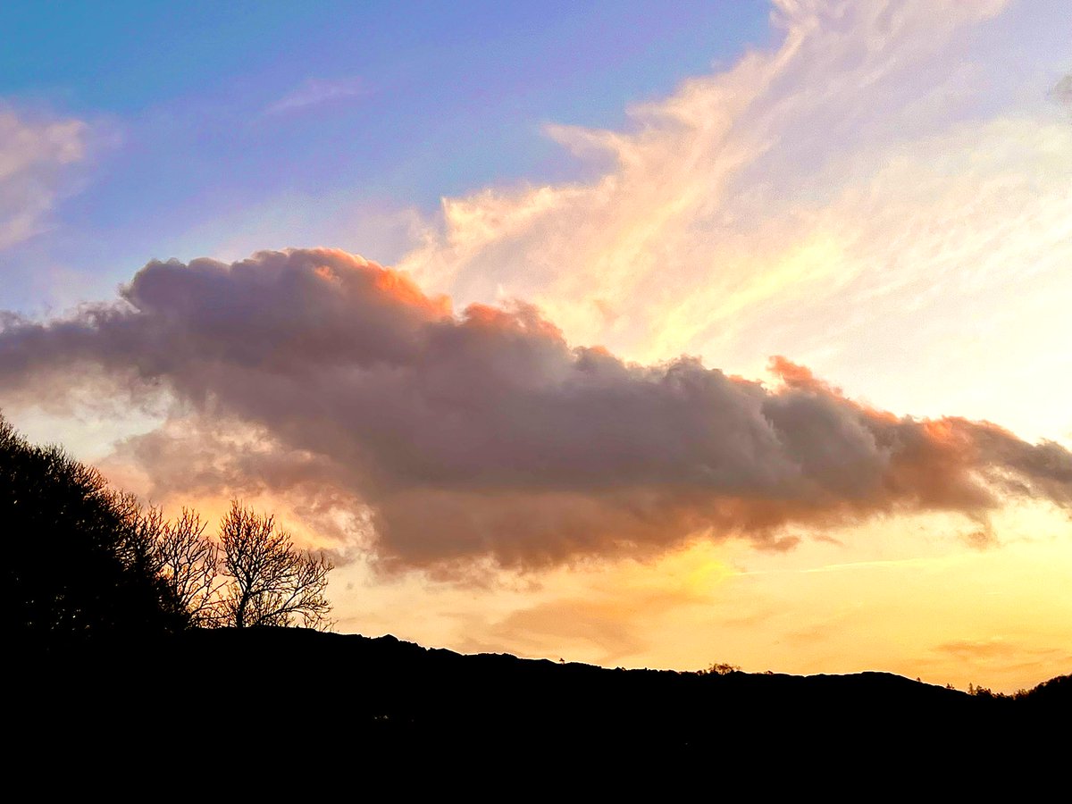 faerymere's tweet photo. #Tuesday and it’s now #Evenfall at the #Hibernacle…
#LoveUKWeather #LakeDistrict
#SolsticeEve #YuleEve #Sunset
@StormHour @ThePhotoHour https://t.co/EPR5qf1MUA