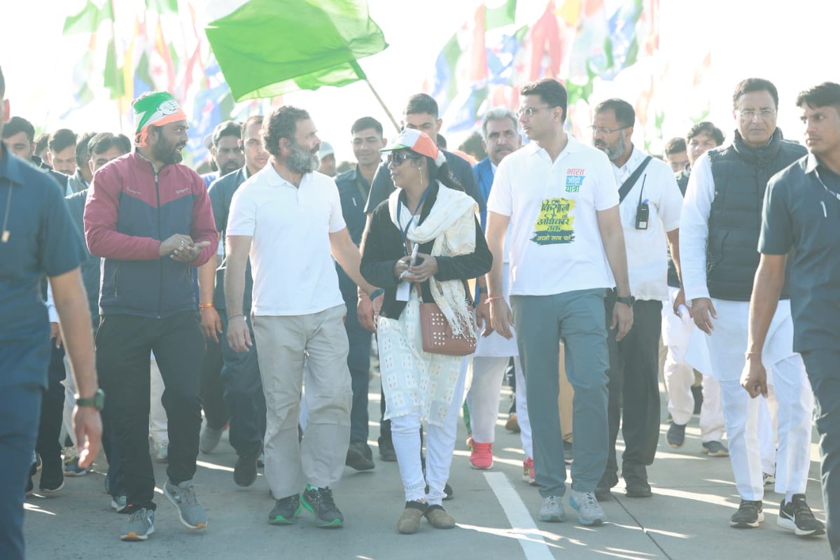 Imran_INC786's tweet photo. भारत जोड़ो यात्रा में राहुल जी से बात करते हुवे
@SachinPilot @RahulGandhi @priyankagandhi @INCIndia @INCMinorityAP https://t.co/e48ahJS44P