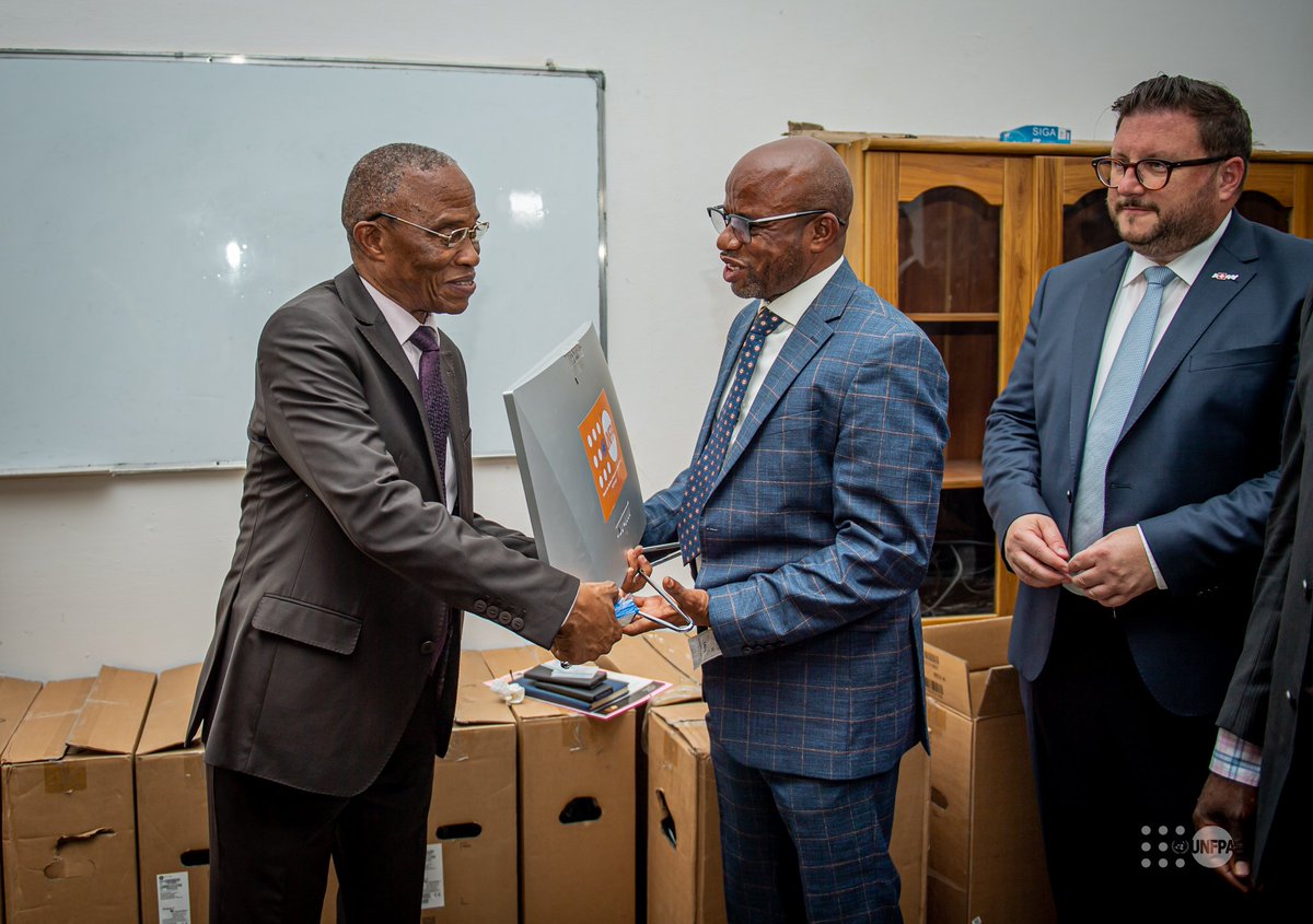 UNFPARDC's tweet image. ✅UNFPA dote la nouvelle Ecole des Sciences de la Population &amp;amp; du Développement (#ESPD) de l’Université de Kinshasa (#UNIKIN) en matériels &amp;amp; équipements informatiques
✅Ce lot remis par Docteur @eugene_kongnyuy est constitué d’ordinateurs de dernière génération &amp;amp; d’imprimantes