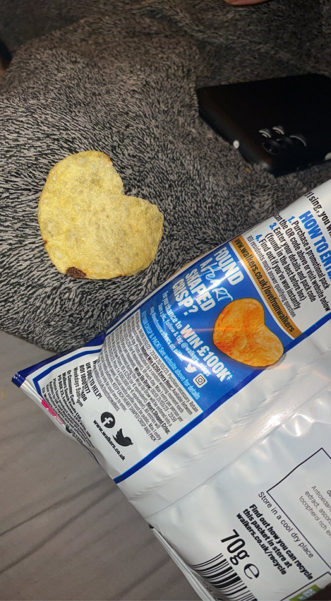 AliceWillss's tweet photo. Third crisp in 🤣🤣 Looks like a heart to me @walkers_crisps https://t.co/WdKYhS9wbO