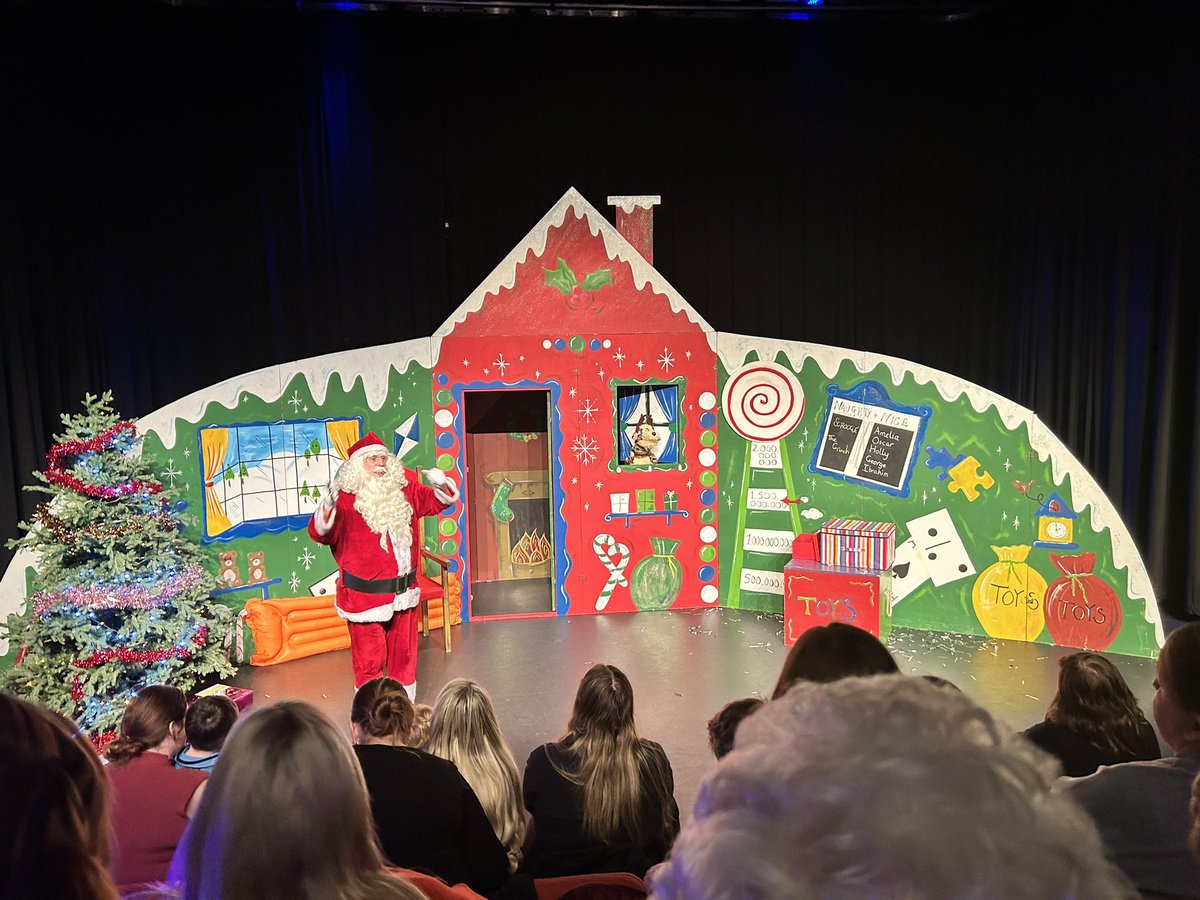 MissRAGill's tweet photo. Watching the Cinderella Christmas pantomime whilst on placement with Y5 inspired me to book another one. This afternoon I took my little boy to see Santa saves Christmas and we were not disappointed 🎅🏼🎄 @SantaShows #santasaveschristmas https://t.co/fmo2zwTpZ1