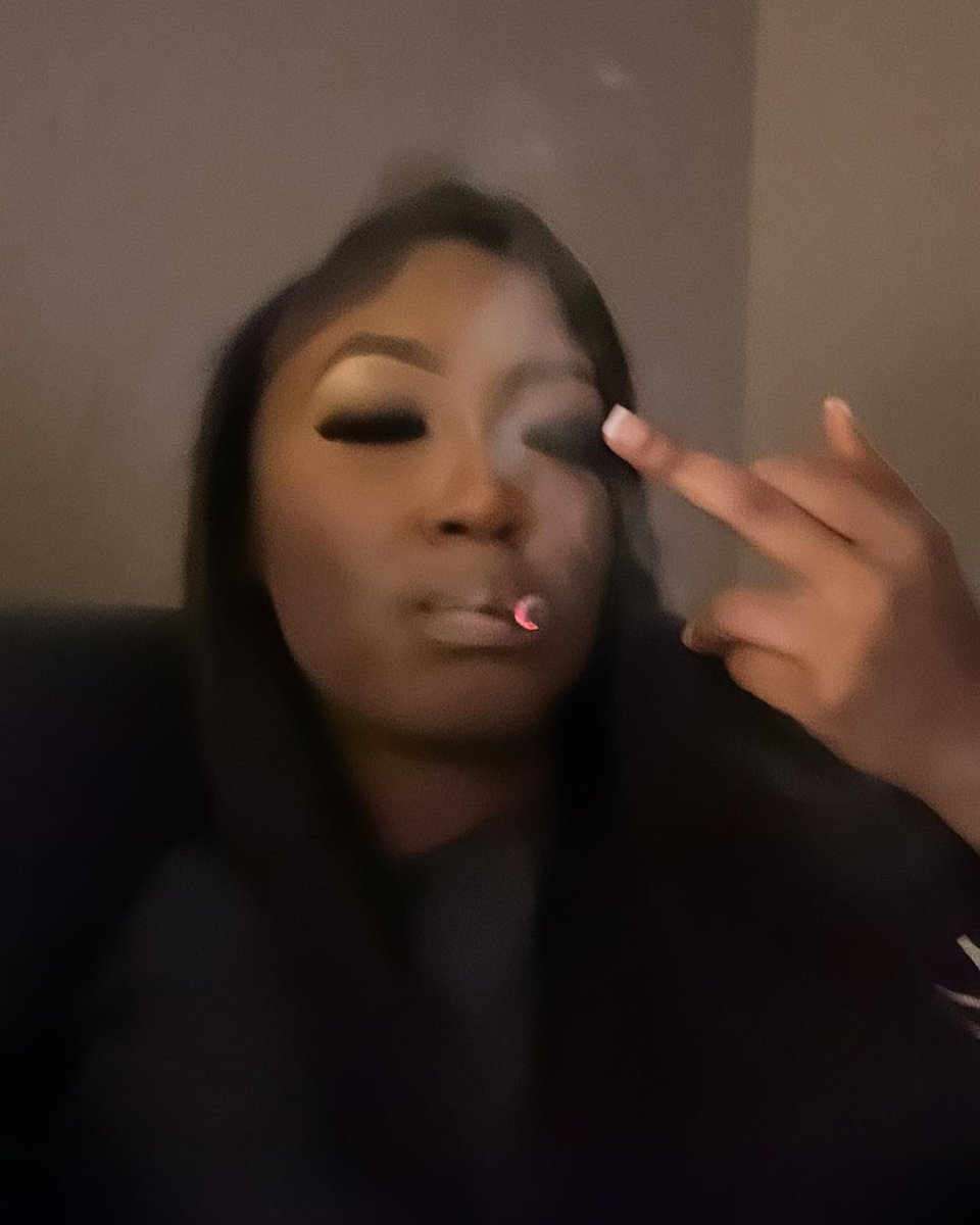 Pretty girls that smoke thread :)⬇️