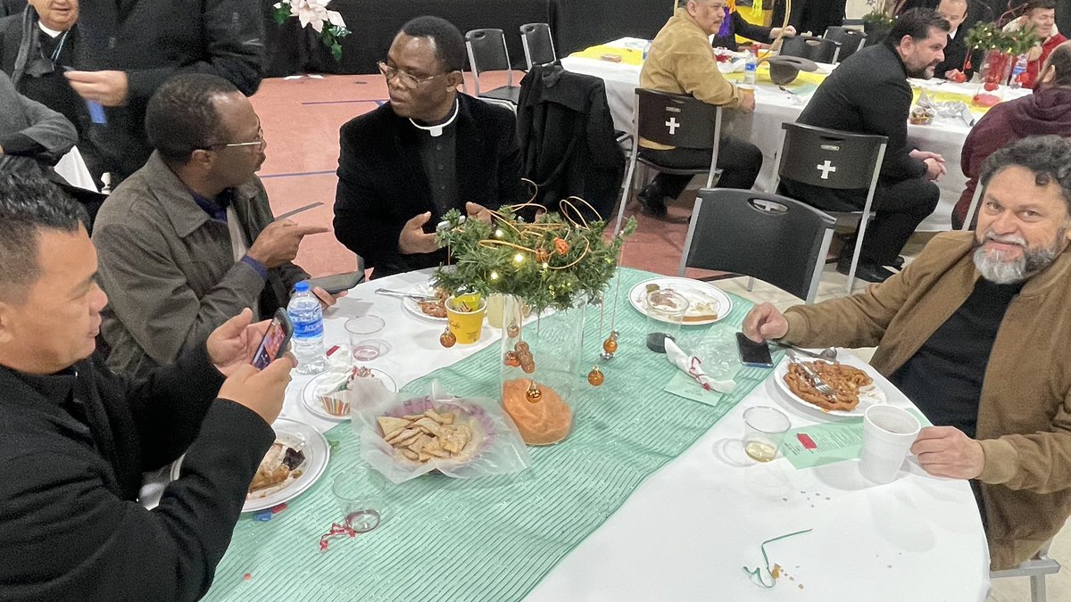 bpdflores's tweet photo. Rosario, Posada, Piñata y Comida con los sacerdotes de Matamoros y Brownsville, celebrada en St Luke Parish, Brownsville. Reunidos en la comunión y alegría de nuestro servicio común al pueblo de Cristo en nuestras diócesis. https://t.co/GyiMEeyxKV
