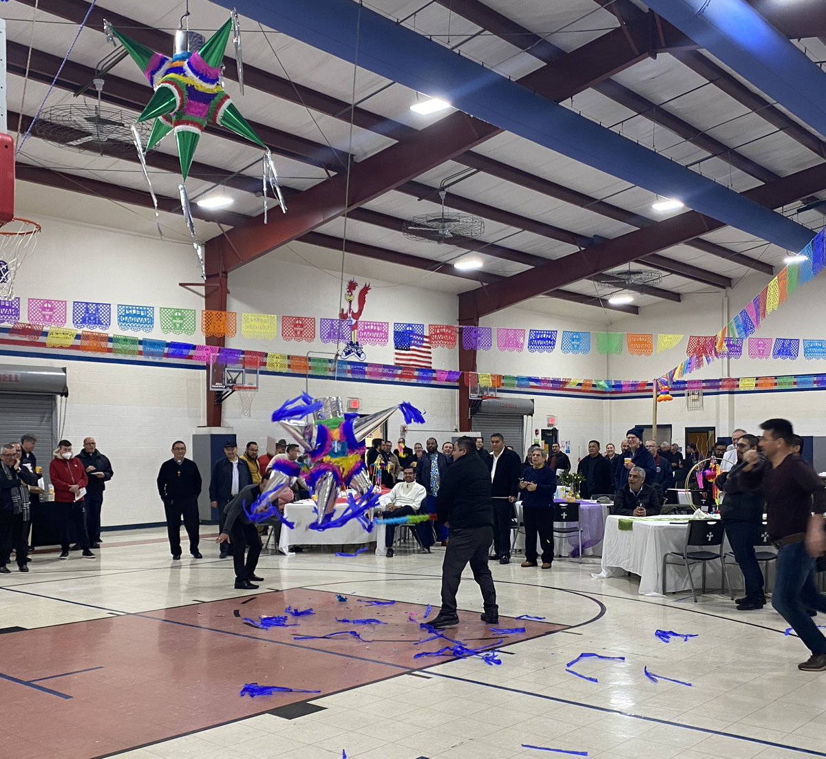 bpdflores's tweet photo. Rosario, Posada, Piñata y Comida con los sacerdotes de Matamoros y Brownsville, celebrada en St Luke Parish, Brownsville. Reunidos en la comunión y alegría de nuestro servicio común al pueblo de Cristo en nuestras diócesis. https://t.co/GyiMEeyxKV