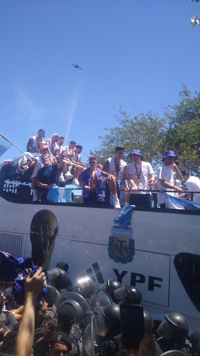 87frang's tweet photo. 20-12-2022
Tuve a Messi a 3 metros,
Pude comprobar que es humano.
Es el día más feliz de mi vida https://t.co/OuaMQDvcAq