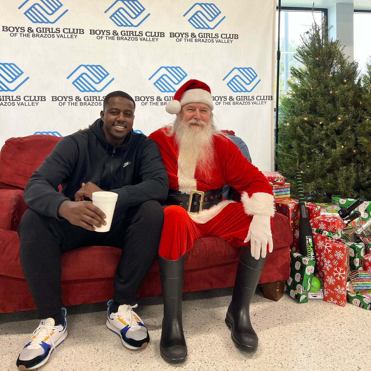 Santa told me to tell y’all, make sure the milk &amp; cookies ain’t spoiled &amp; burnt…. Some of y’all can’t bake no cookies….