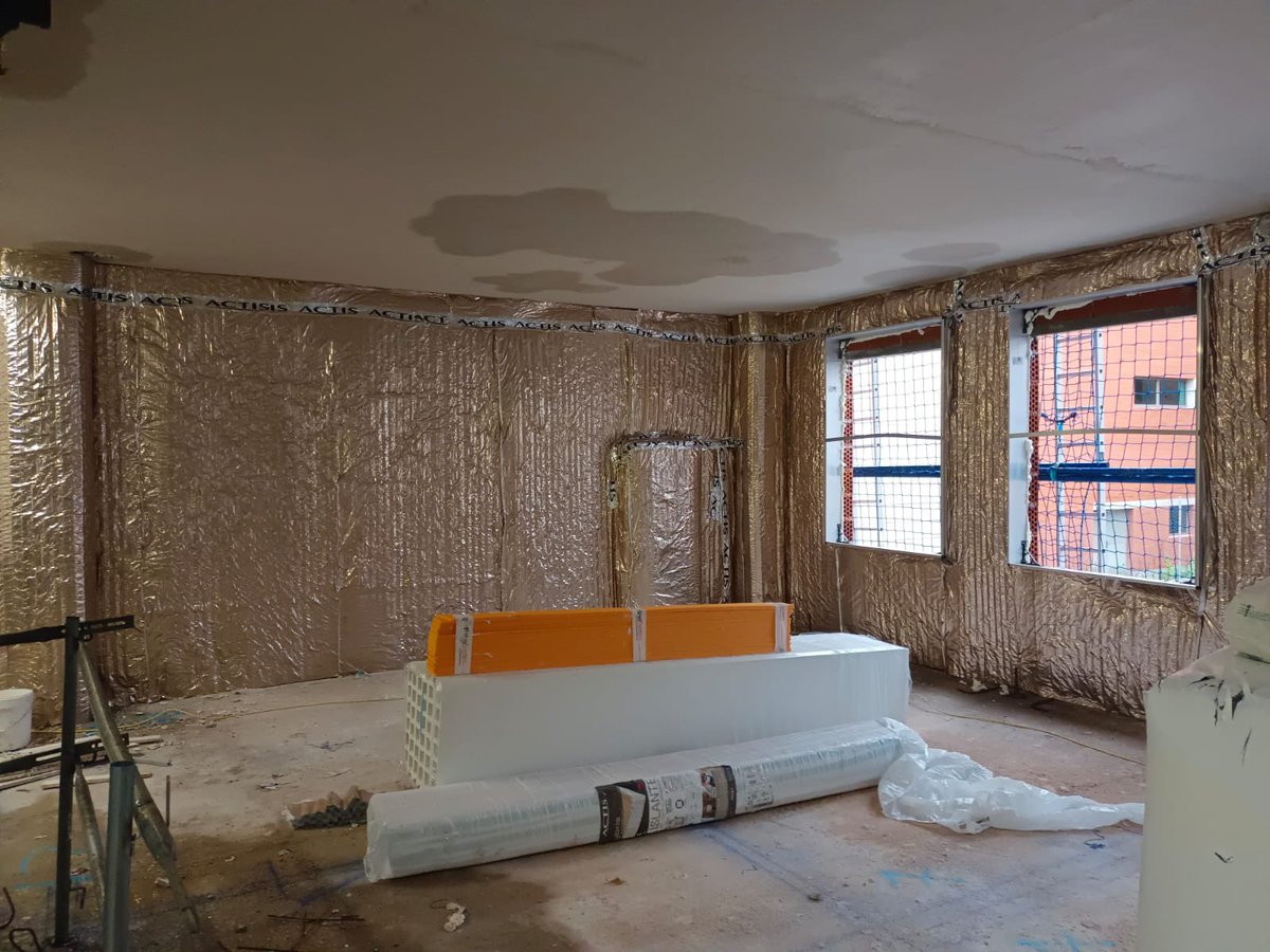 Os presentamos esta residencia universitaria en Madrid de la constructora <a href="/Ferrovial/">Ferrovial</a> en la que nuestro colaborador y distribuidor @AldacoSL ha suministrado los 2000 m2 de panel HYBRIS ALVEOLAR 75mm prescrito para el aislamiento.