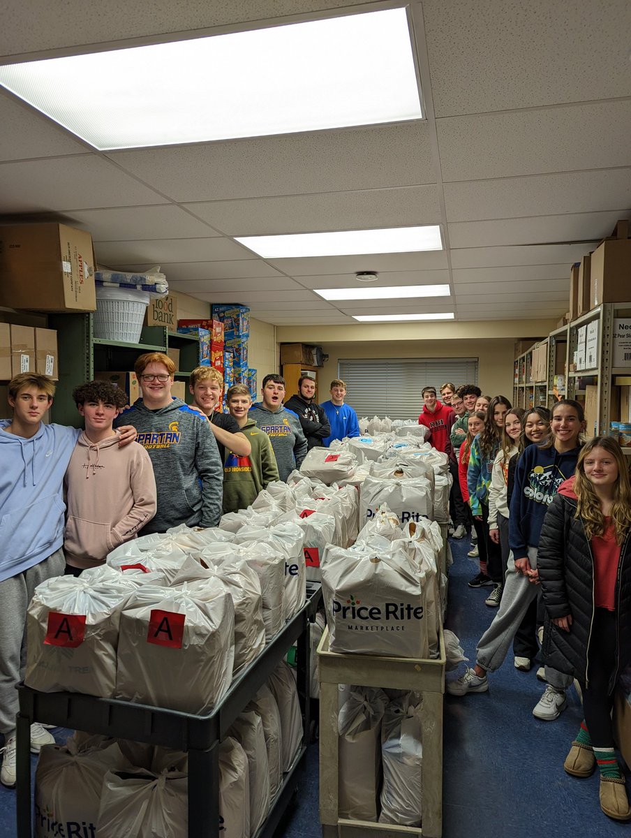 MrsMurat's tweet photo. Thank you to members of the @MECSDSpartans Wrestling team, @MEGRIDIRON and @MEKeyClub for helping pack food to be delivered to our Spartans living in food unstable homes. We packed 198 bags! 💙💛
Reason 75423566 I ♥️ Spartan Country! @MGeraldWilson @VanFossenJason @EricaStaiger https://t.co/ouZQFp5CjQ