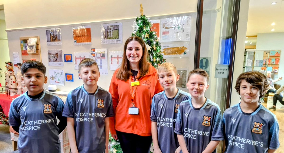 ThreeBridgesFC's tweet photo. Earlier today some members of our U11's team visited @StCHospice with a Christmas gift to say thank you for all the hard work they do 🧡🖤 https://t.co/fNNMmdt9sM