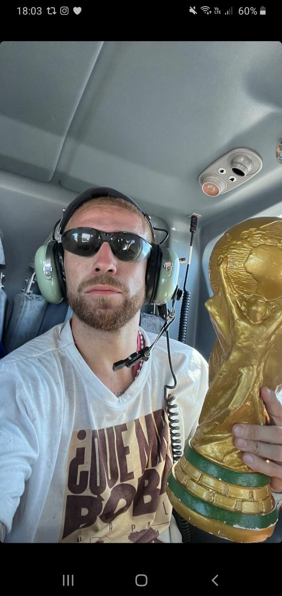 birratina's tweet photo. quien diria q el momento mas esquizo del año donde la selección tenga q escapar en helicóptero nos dieran estas fotazas🙏🏼🙏🏼🙏🏼🙏🏼 https://t.co/Y91iv5NeE4