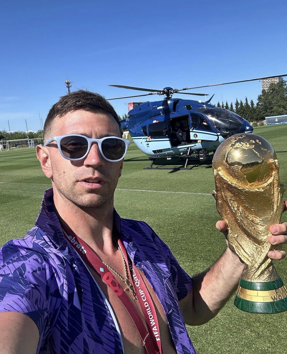 birratina's tweet photo. quien diria q el momento mas esquizo del año donde la selección tenga q escapar en helicóptero nos dieran estas fotazas🙏🏼🙏🏼🙏🏼🙏🏼 https://t.co/Y91iv5NeE4