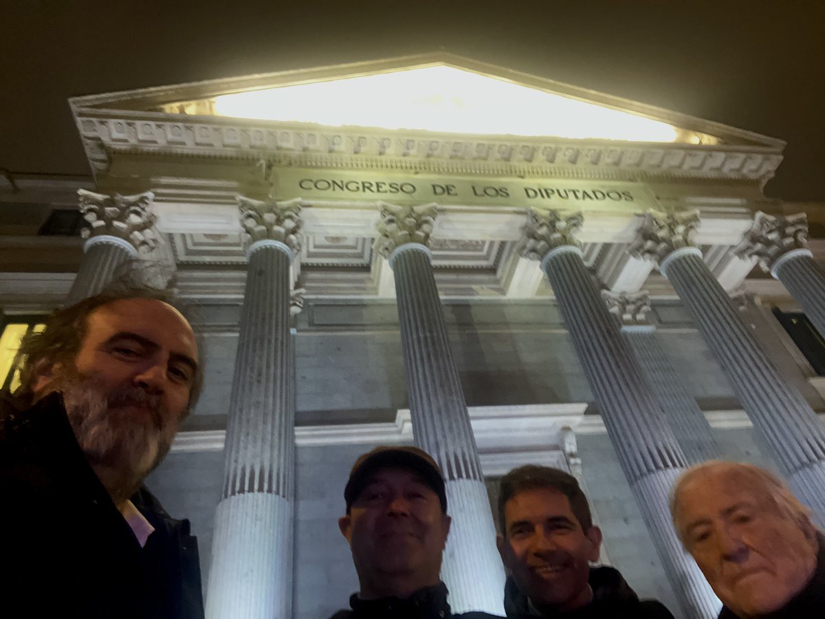 Compartiendo con <a href="/SonyaGuerraLpz/">Sònia Guerra López/❤</a>, <a href="/patxilopez/">patxilopez</a>, <a href="/Normapujol/">Norma Pujol i Farré 🎗️</a> y <a href="/GenisBoadella/">Genís Boadella</a> el debate y la aprobación en el <a href="/Congreso_Es/">Congreso</a> de la PNL sobre el Derecho al Acompañamiento Afectivo DA+ junto a los voluntarios y amigos de <a href="/SombaseTots/">DA+ Dret Acompanyament Afectiu - Som Base</a>: <a href="/BlancafortMau/">Mau Blancafort</a>, <a href="/alcober/">alcober</a> y <a href="/ManelBorrell/">Manel Borrell Palazón</a>