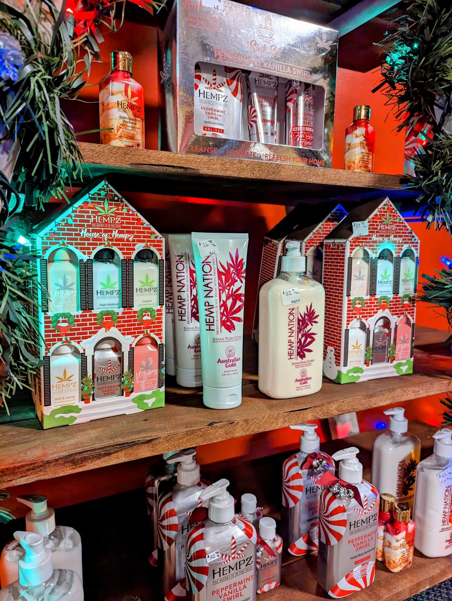 StandnTan's tweet photo. Is there anything better than Christmas at the beach? 🎅🏖

It's too hot in the salon for a snowman but thanks to our crafty elf, Steph, we do have a wonderful ladder tree decorated with the most-perfect seasonal stocking stuffers! 🎄

#Brantford #Btfd #Brant #IndoorTanning https://t.co/IPpj6aNQJf