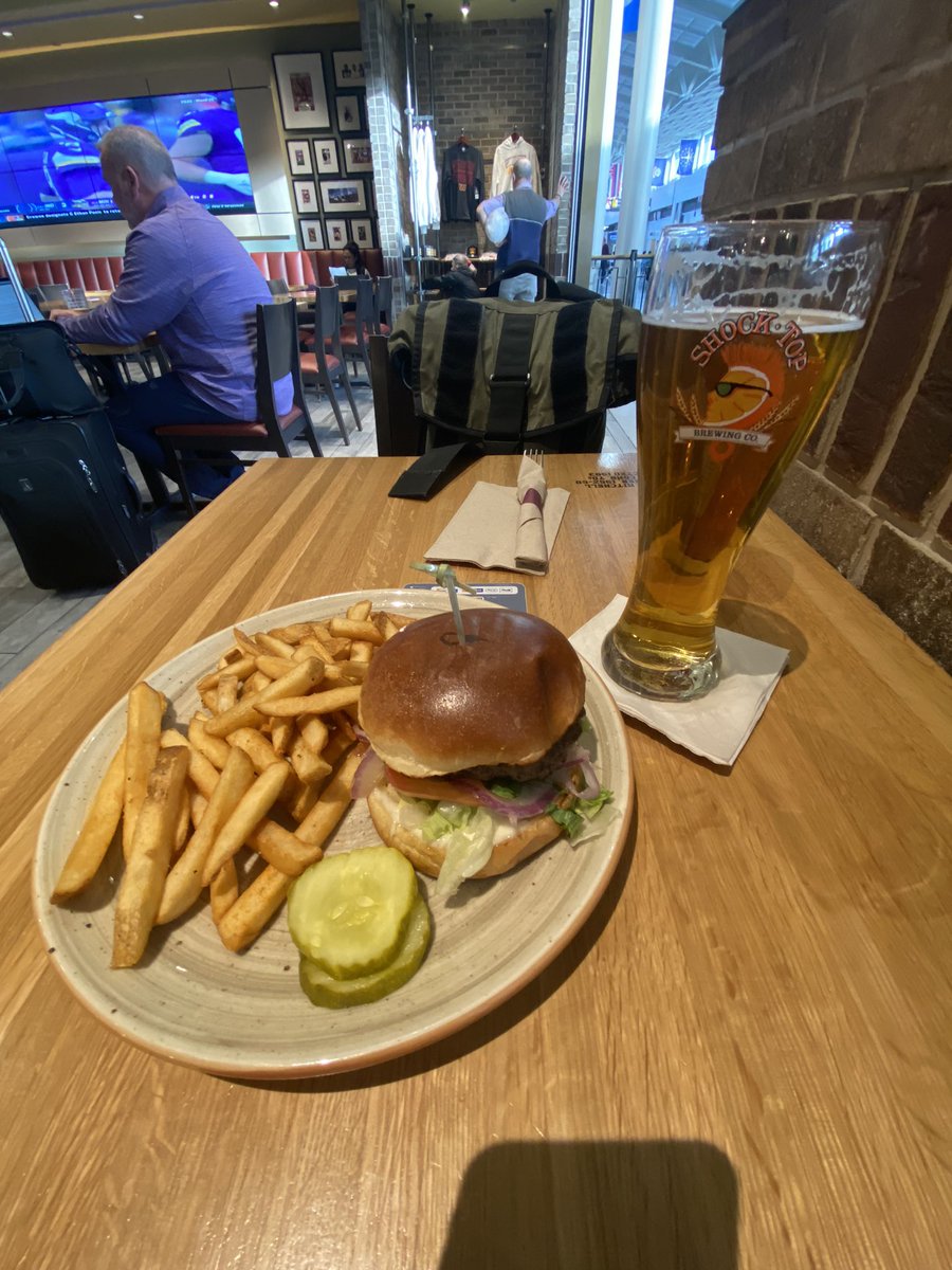 🤤pub style burger and a large beer before my flight (fits into my calorie budget - still in deficit!!) Going through some emotional turbulence at the moment. Hoping Christmas with my remaining family members makes me feel bette